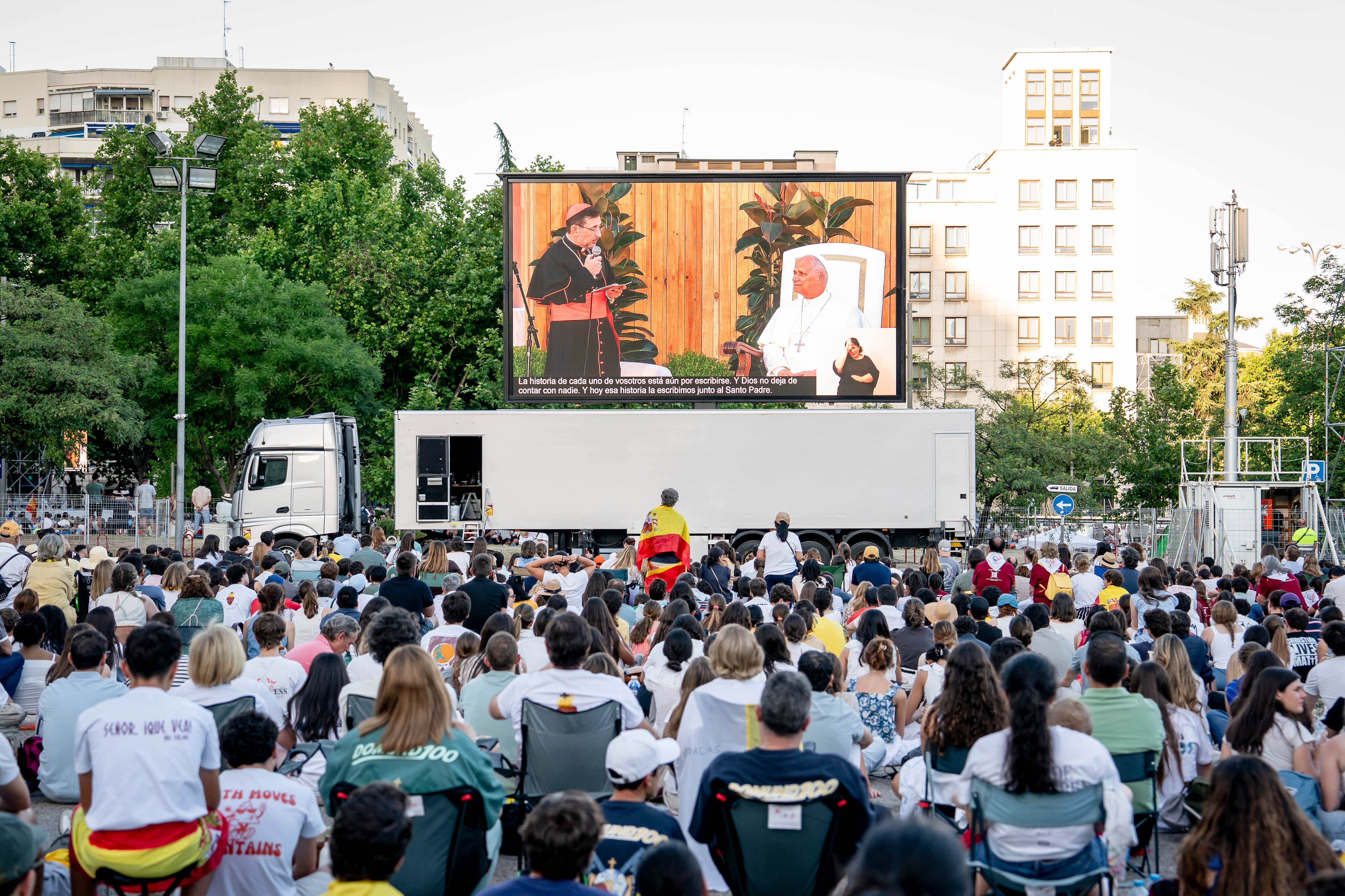 Una multitud de personas durante la llegada del Papa León XIV  a la vigilia de oración con los jóvenes, en la Plaza de Lima, en Madrid (España).