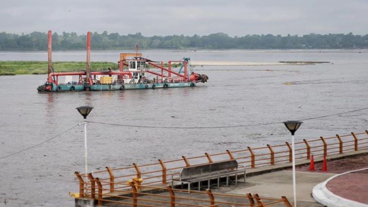 El bajo nivel del río Magdalena en Barrancabermeja, Santander, ha dejado al descubierto bancos de arena que representan un riesgo para quienes ingresan o transitan por estas zonas.