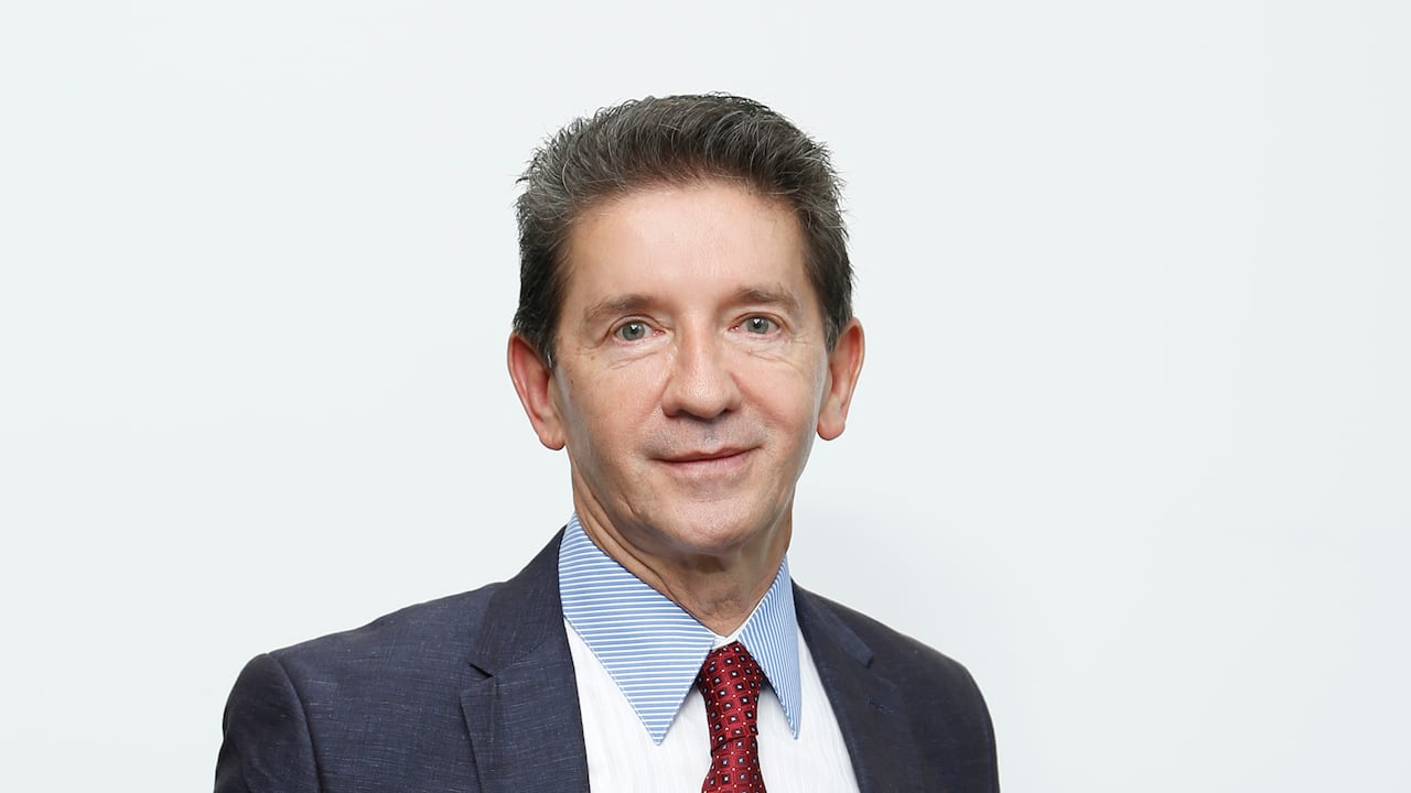 El ex gobernador de Antioquia entregó un millón de firmas para avalar su candidatura.