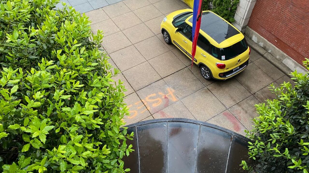 La casa del embajador de Colombia en Washington fue vandalizada con pintura.