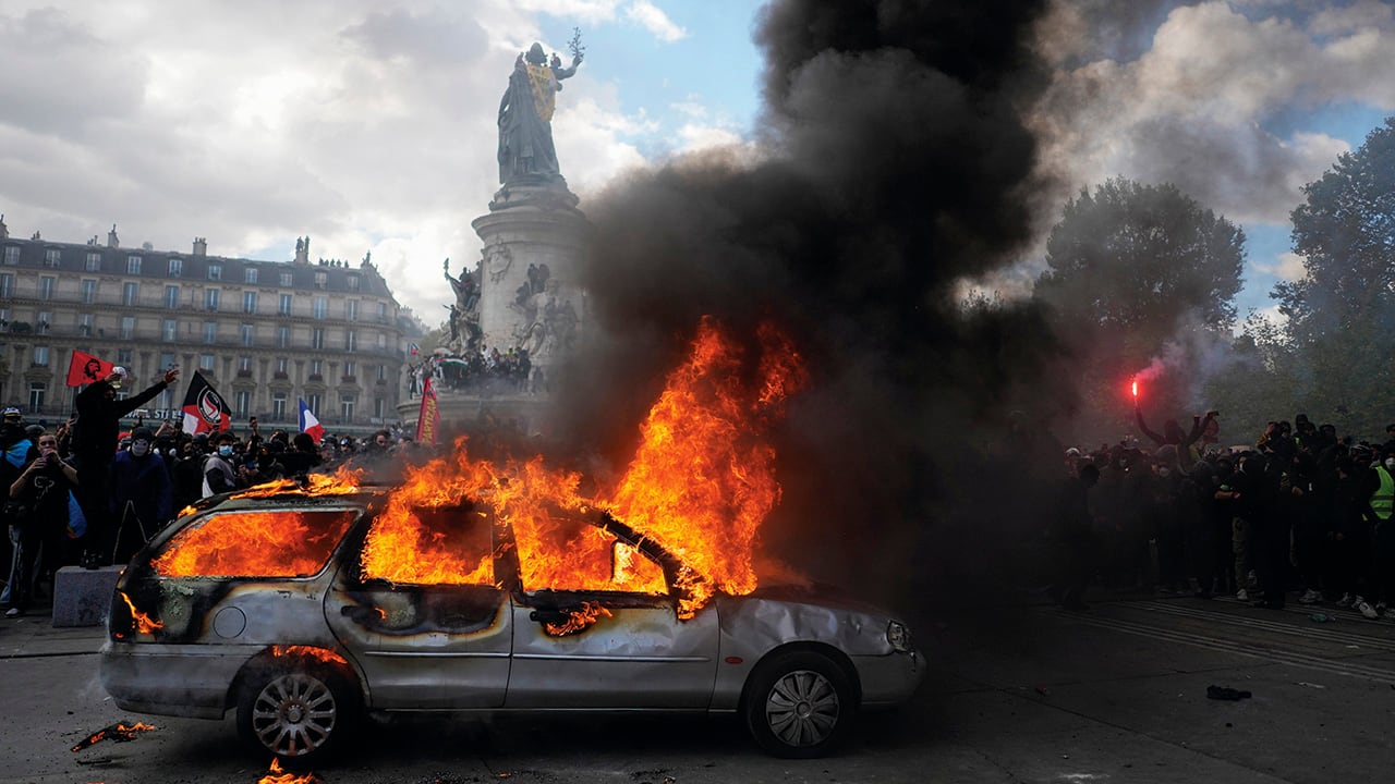 Un automóvil arde en la Plaza de la República durante una protesta contra el aumento del costo de vida, y en solidaridad con las reivindicaciones de los estudiantes, el sábado 17 de octubre de 2026, en París.