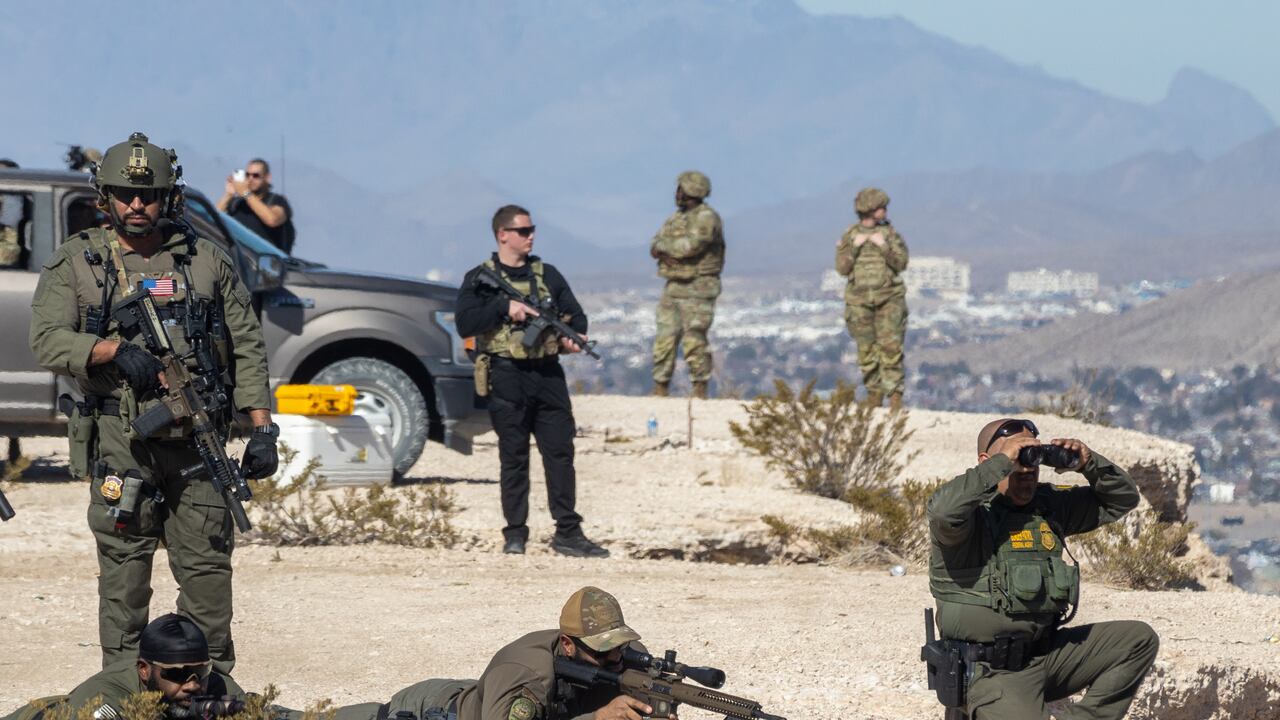 Durante la visita del Secretario de Defensa a la frontera en El Paso, Texas, agentes de diversas agencias refuerzan los esfuerzos de patrullaje y seguridad en la zona. El despliegue es parte de las estrategias en curso para el control fronterizo en medio del contexto migratorio actual.