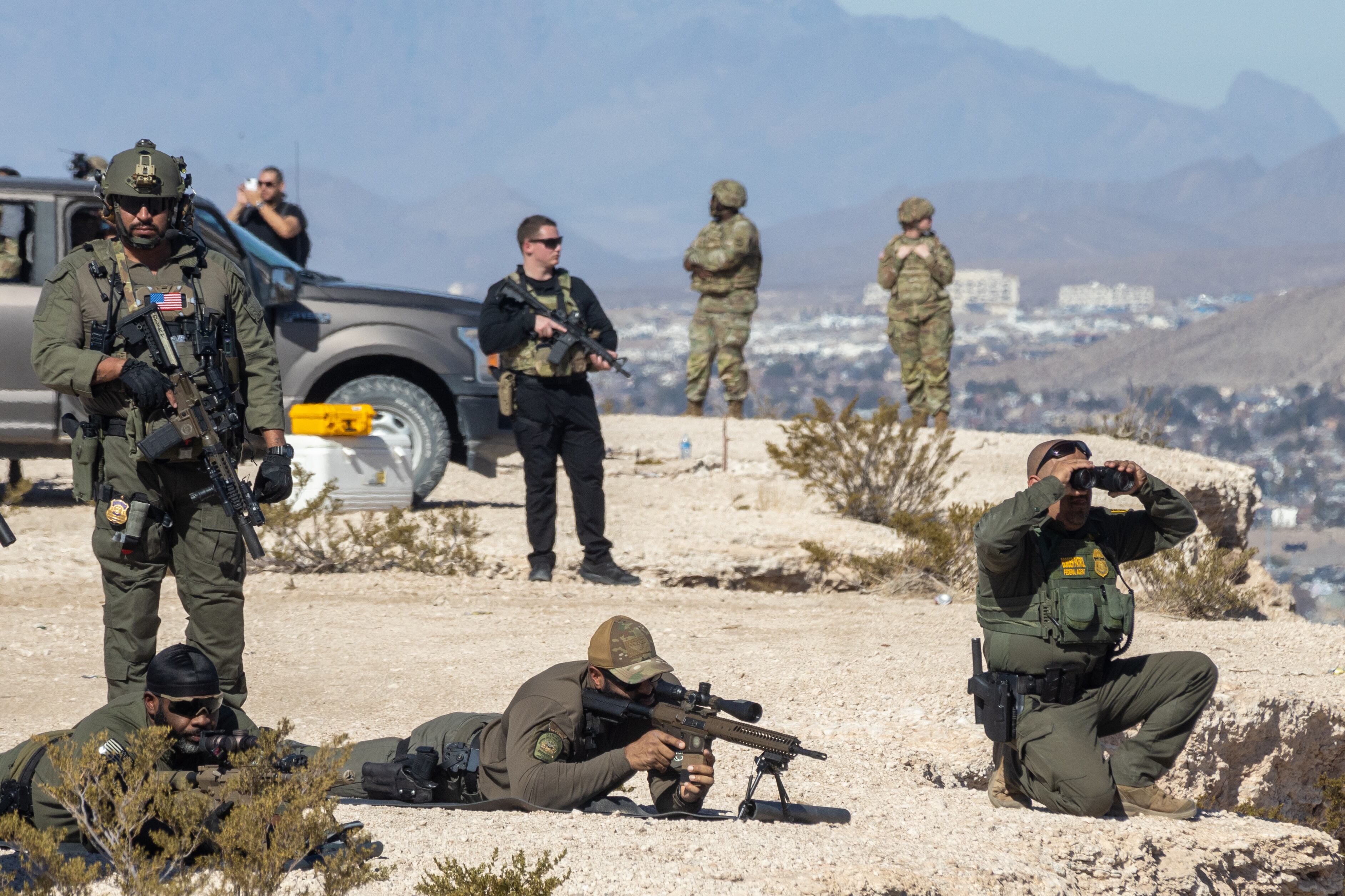 Durante la visita del Secretario de Defensa a la frontera en El Paso, Texas, agentes de diversas agencias refuerzan los esfuerzos de patrullaje y seguridad en la zona. El despliegue es parte de las estrategias en curso para el control fronterizo en medio del contexto migratorio actual.