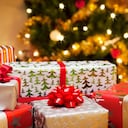 Grupo de regalos de Navidad delante del árbol.