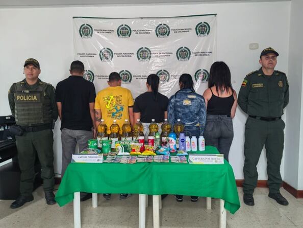 Estás personas portaban bolsos adecuados con un forro especial para burlar los sistemas de seguridad de los locales