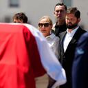 Cecilia Morel, viuda del expresidente chileno Sebastián Piñera, y el presidente chileno Gabriel Boric, a la derecha, junto al ataúd de Piñera después de su llegada al aeropuerto de Santiago, Chile, el miércoles 7 de febrero de 2024.