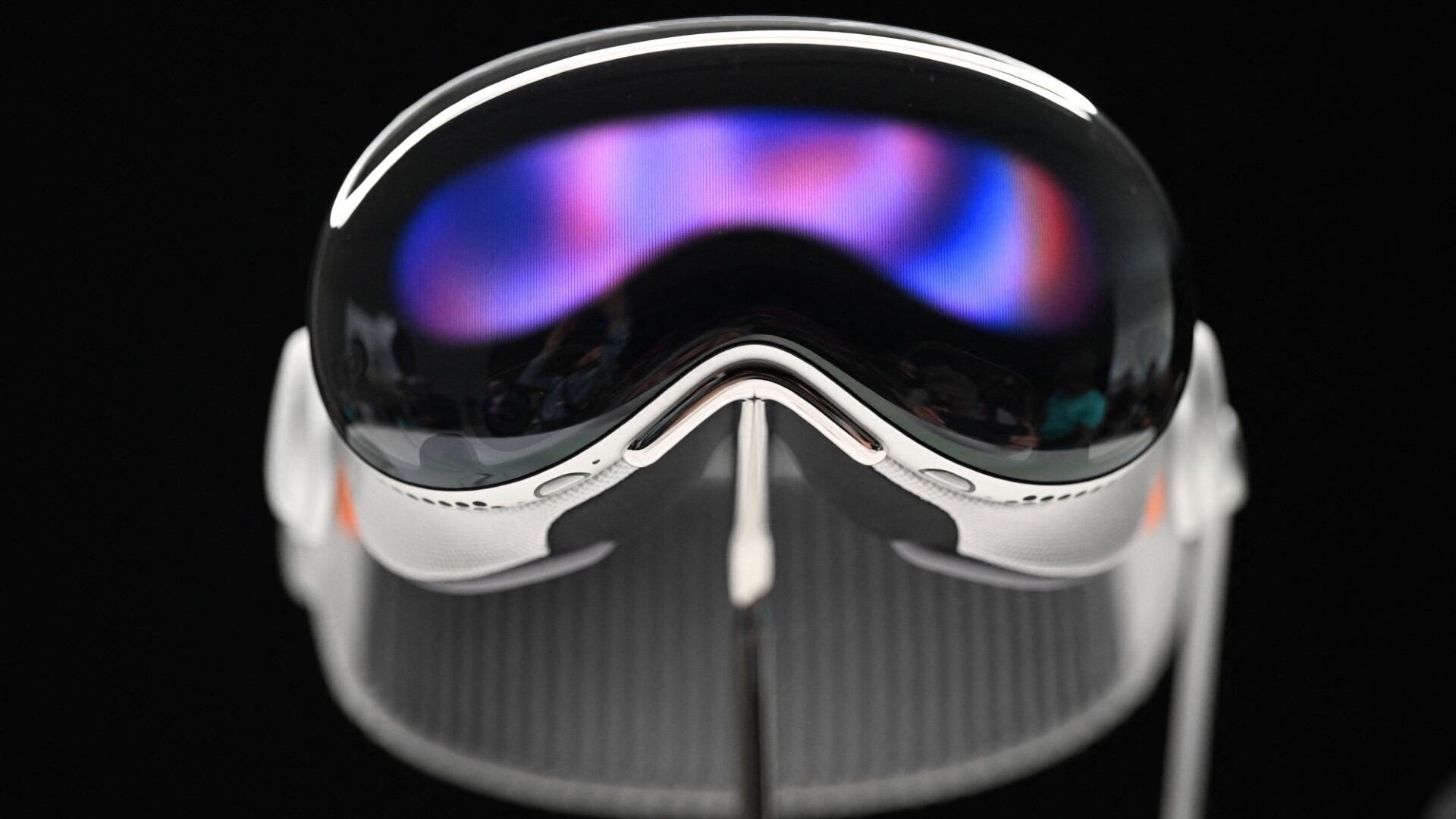 Apple presentó su primer visor de realidad virtual que desafía al propietario de Facebook Meta.