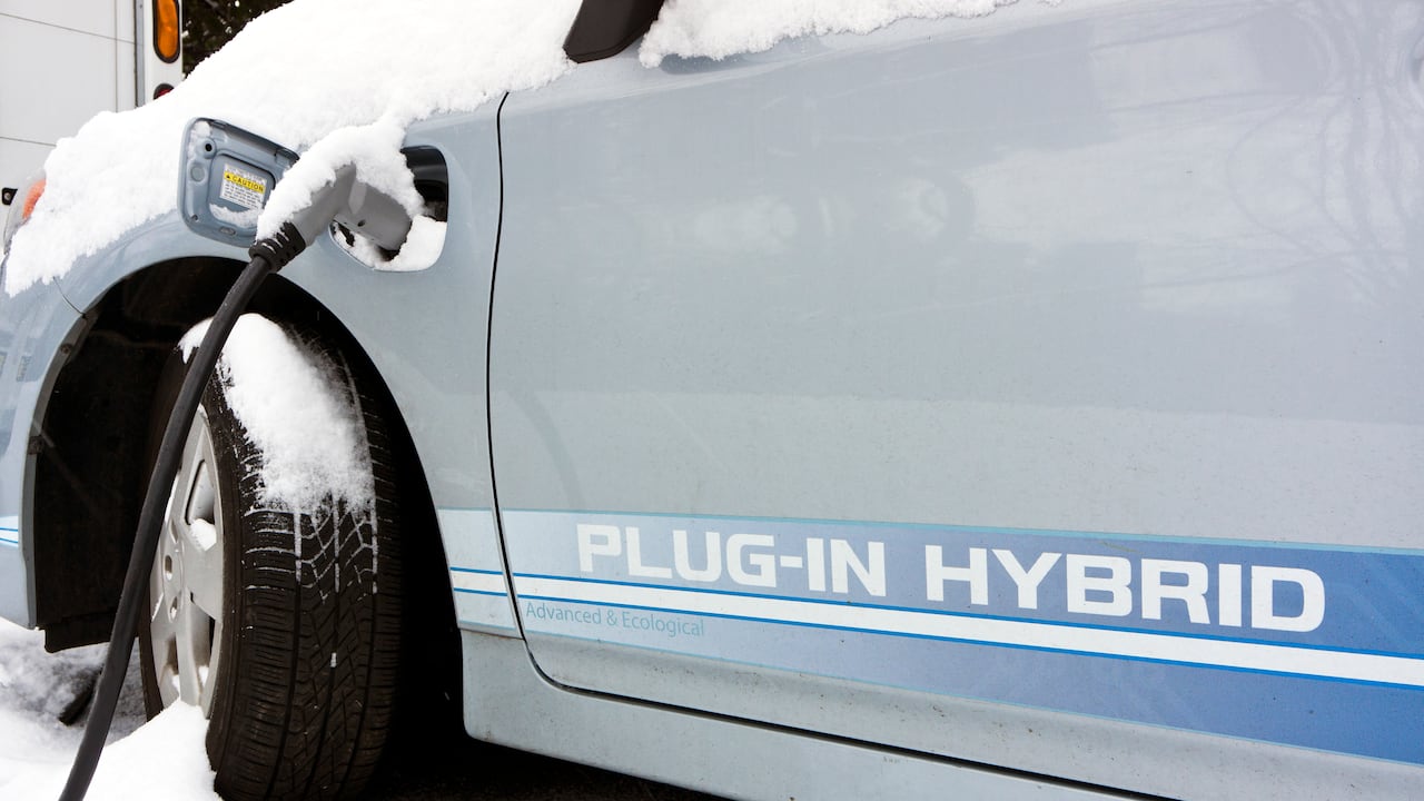 Algunos vehículos híbridos son enchufables y otros manejan sistemas diferentes para combinar la potencia del motor eléctrico y el motor a combustión