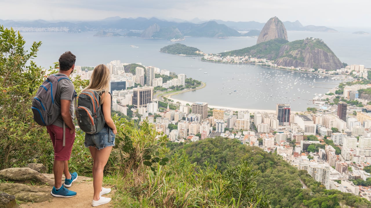 Turistas mochileros con vistas al Pan de Azúcar en Río de Janeiro