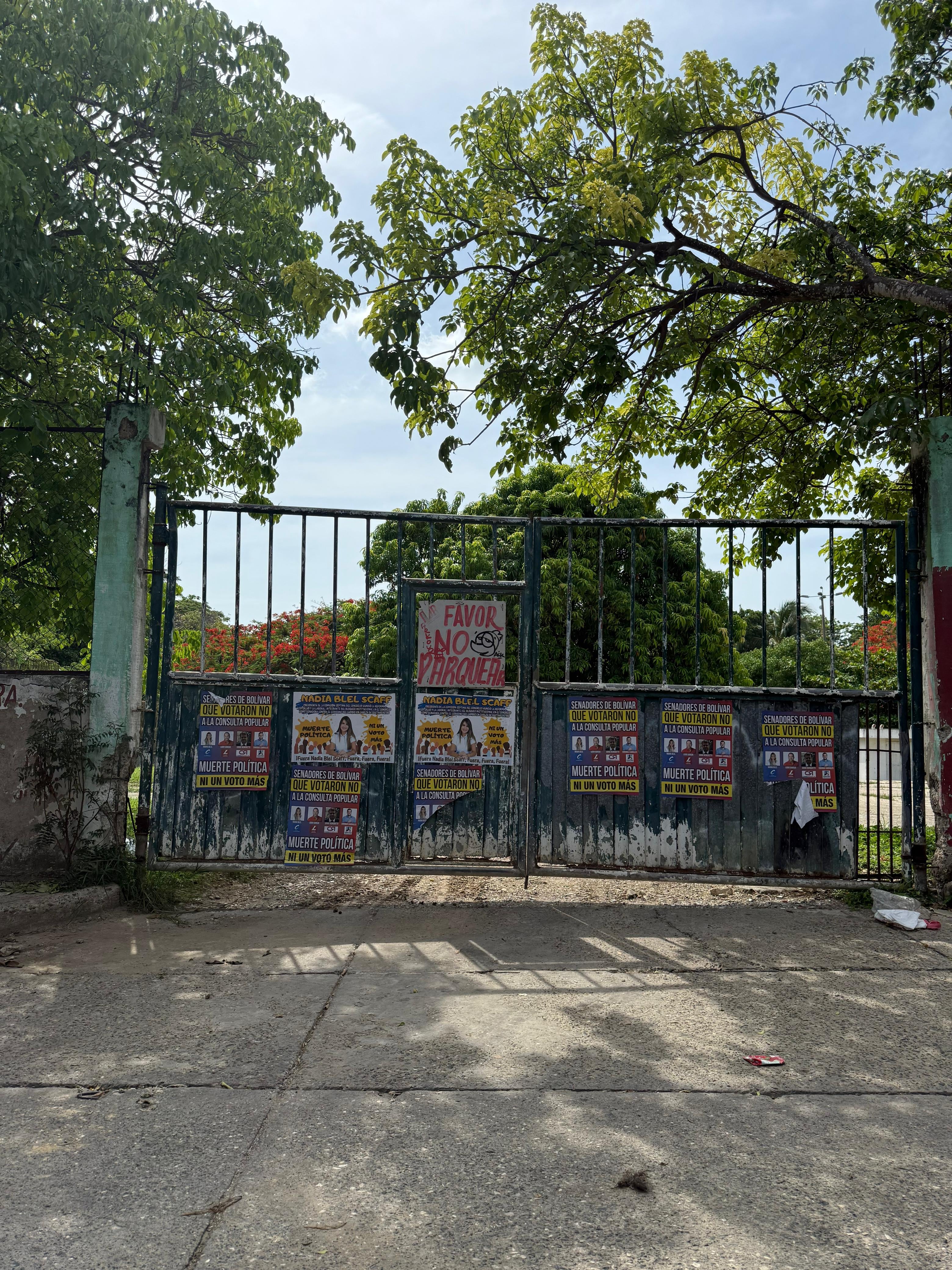 Afiches que aparecieroCn en artagena contra congresistas.