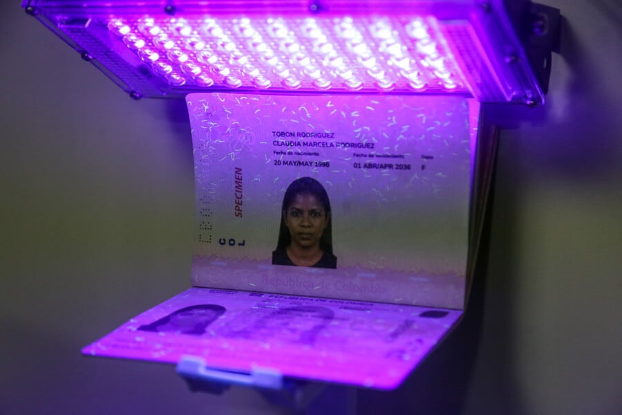 Las denuncias y críticas al nuevo esquema de pasaportes han intensificado la discusión política en el país. Foto: Colprensa.
