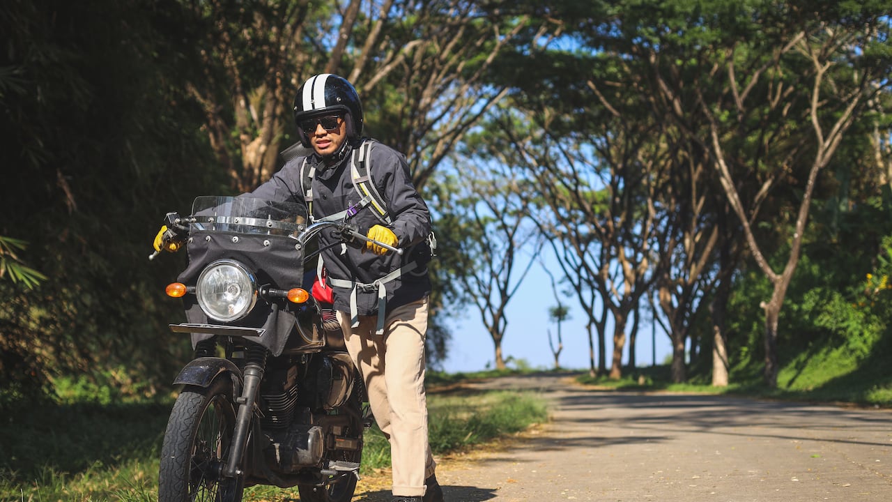 Hay que examinar si las reservas de combustible son suficientes para hacer funcionar la motocicleta.