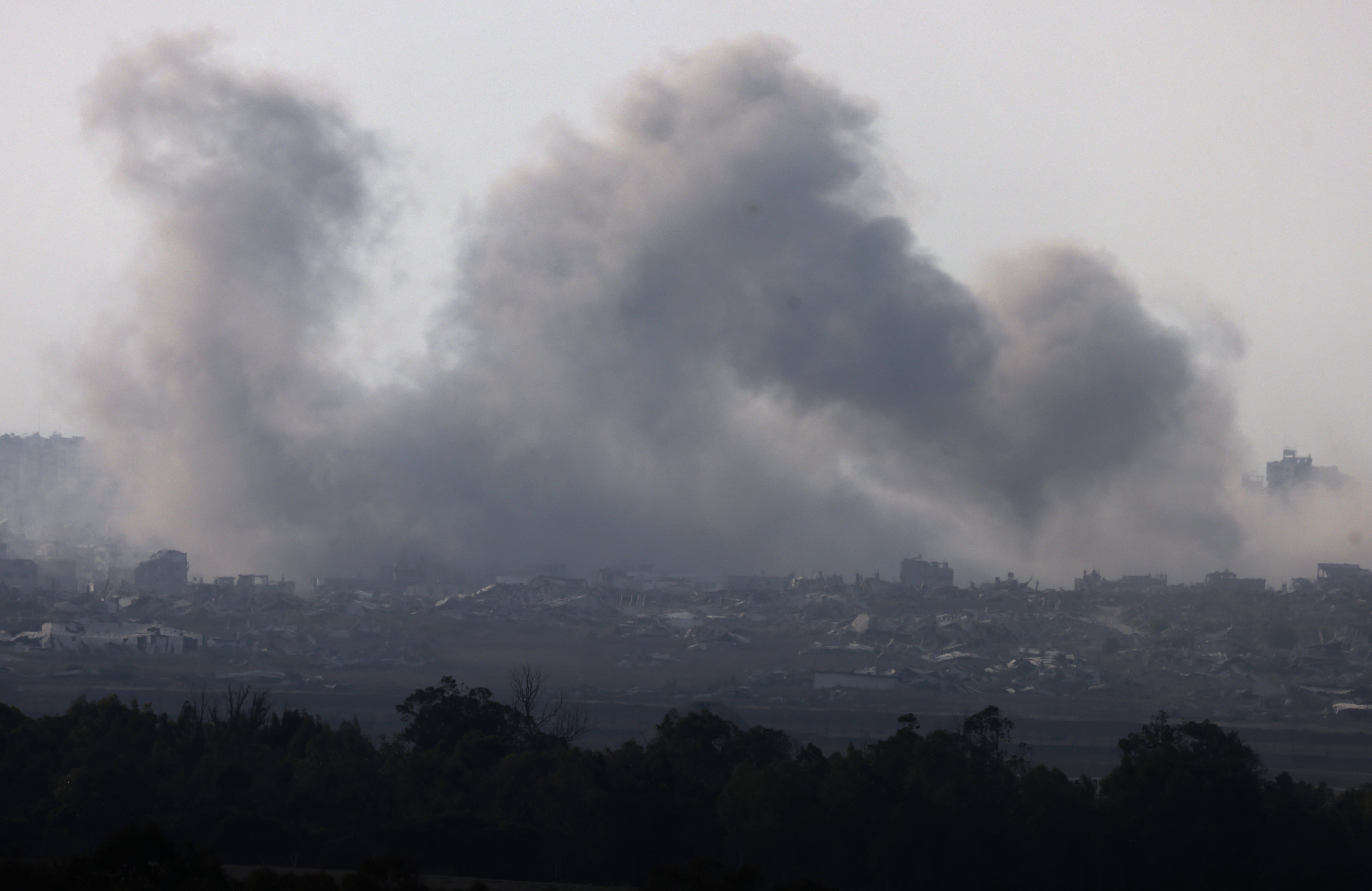 Esta imagen, tomada desde la frontera israelí con la Franja de Gaza, muestra humo elevándose durante un ataque israelí contra el territorio palestino asediado el 10 de agosto de 2025.