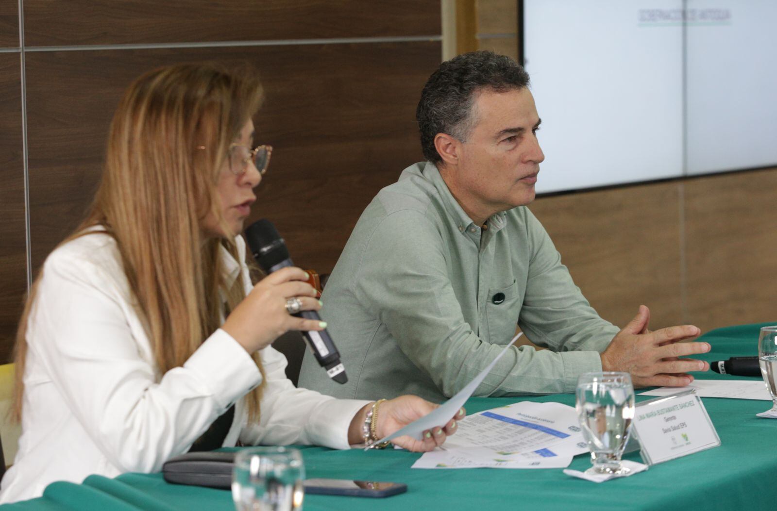 Anuncio de capitalización de Savia Salud en Medellín, Antioquia. En la fotografía Lina María Bustamante, gerente de la EPS, y Aníbal Gaviria Correa, gobernador de Antioquia.