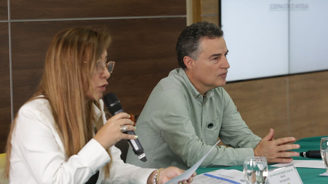 Anuncio de capitalización de Savia Salud en Medellín, Antioquia. En la fotografía Lina María Bustamante, gerente de la EPS, y Aníbal Gaviria Correa, gobernador de Antioquia.