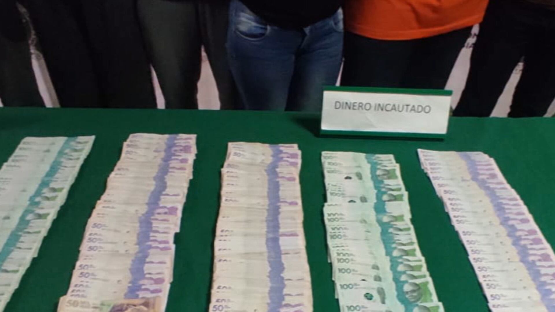 Dinero incautado a la organización delincuencial.