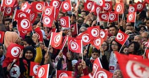 Una multitud en Túnez ondea banderas nacionales y grita consignas durante una concentración en la avenida Bourguiba en Tunis, conmemorando el quinto aniversario de la revolución del 2011, que comenzó la llamada "Primavera Árabe"