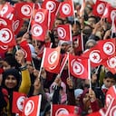 Una multitud en Túnez ondea banderas nacionales y grita consignas durante una concentración en la avenida Bourguiba en Tunis, conmemorando el quinto aniversario de la revolución del 2011, que comenzó la llamada "Primavera Árabe"