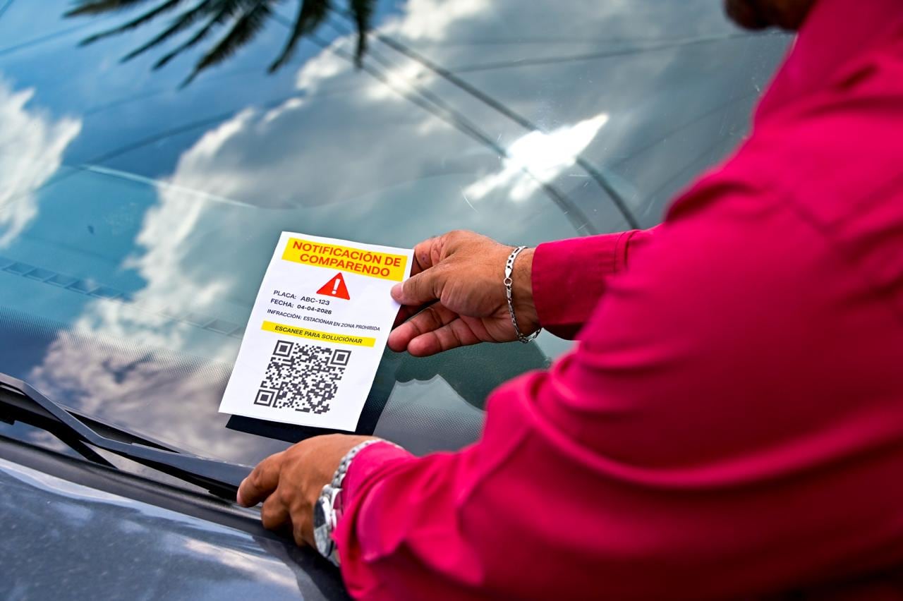 Las autoridades de Bogotá alertaron sobre una modalidad de estafa en la que se usan volantes con códigos QR falsos en los vehículos para robar datos bancarios y extorsionar a los conductores.