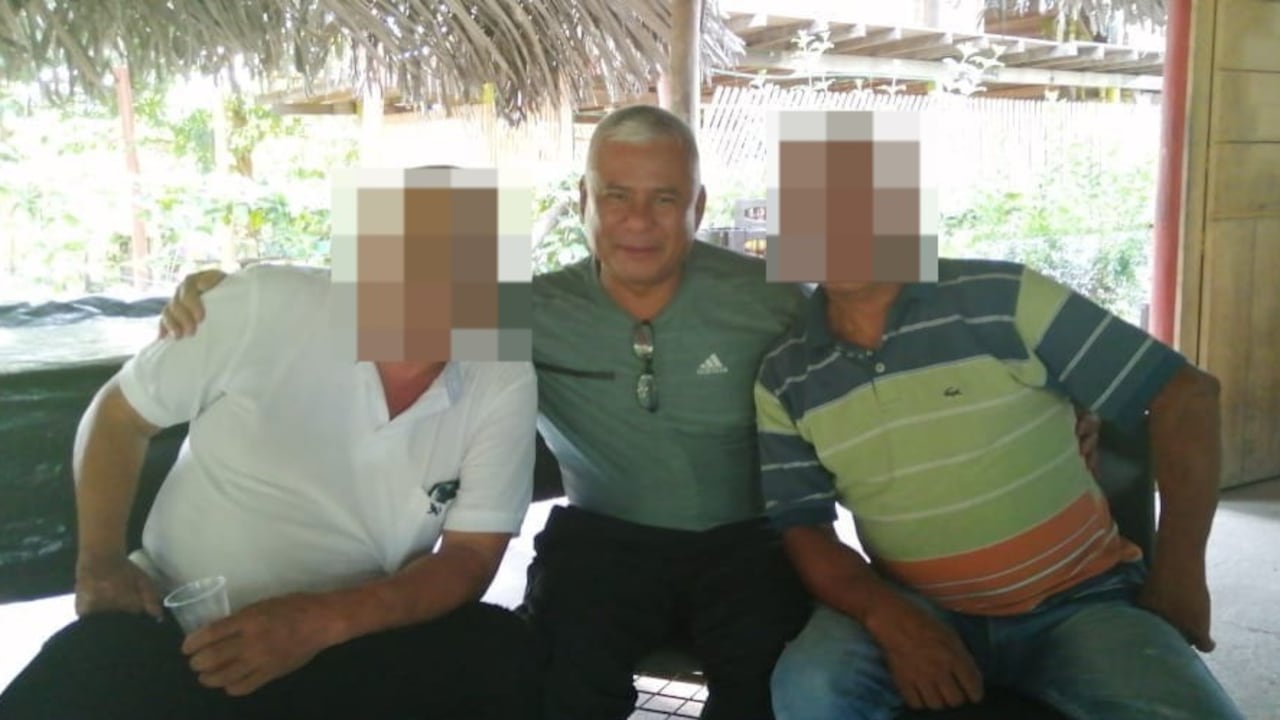 Russi Ariel Urrea Sanchez, candidato a la alcaldía de Barrancominas en Guainía estaba reunido con unas personas en Barranquilla