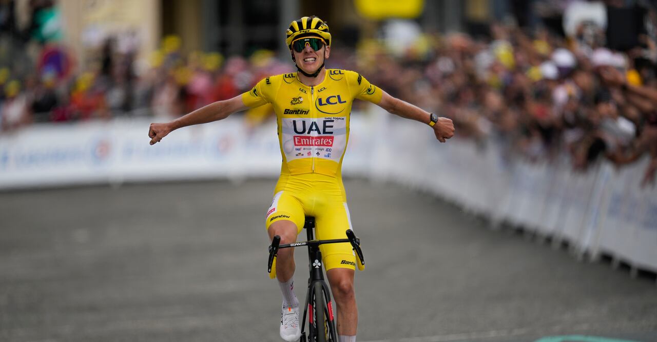 El esloveno Tadej Pogacar, ganador de la etapa, vestido con el maillot amarillo de líder general, celebra al cruzar la línea de meta durante la decimocuarta etapa del Tour de Francia, carrera ciclista de 151,9 kilómetros (94,4 millas) con salida en Pau y llegada en Saint-Lary-Soulan. Pla d'Adet, Francia, sábado 13 de julio de 2024. (Foto AP/Jerome Delay)