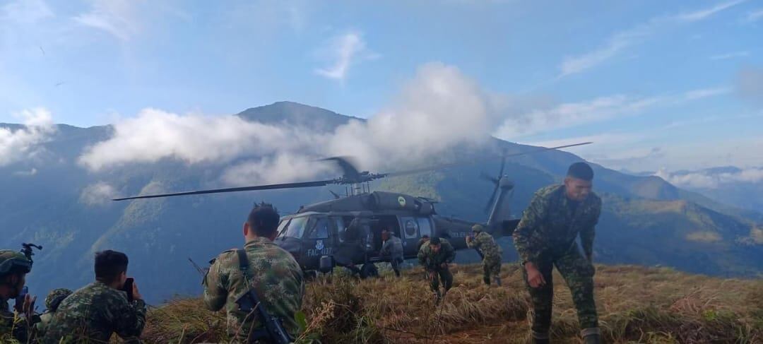 El uniformado fue extraído de la zona por un helicóptero de la FAC y trasladado a un centro asistencial de Medellín. Foto: FAC, El País.
