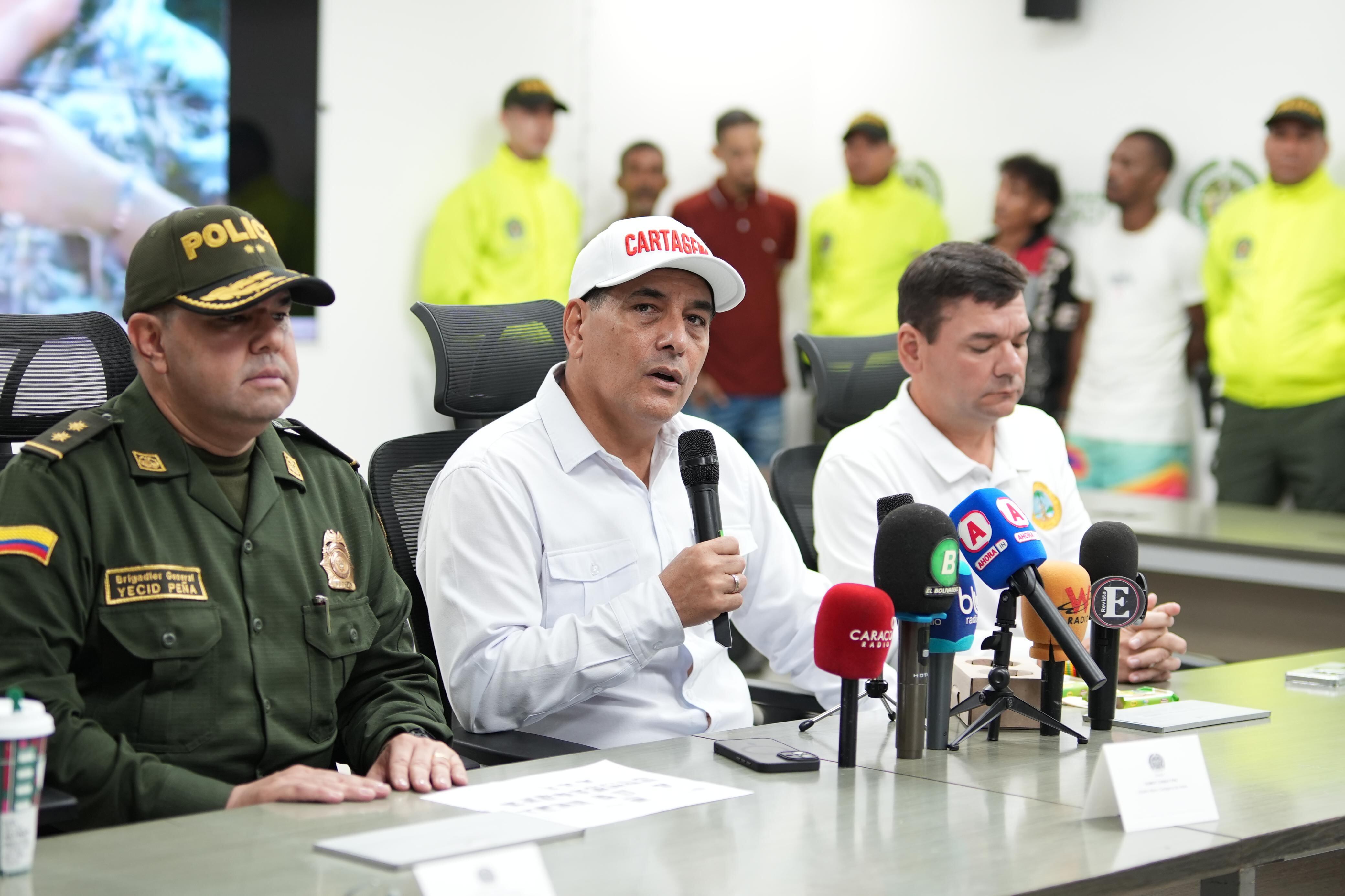 Dumek Turbay, alcalde de Cartagena y el general Yecid Peña, comandante de la Policía metropolitana.