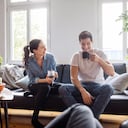 Según la IA, en el futuro las parejas preferirán convivir que casarse mediante un contrato de matrimonio.