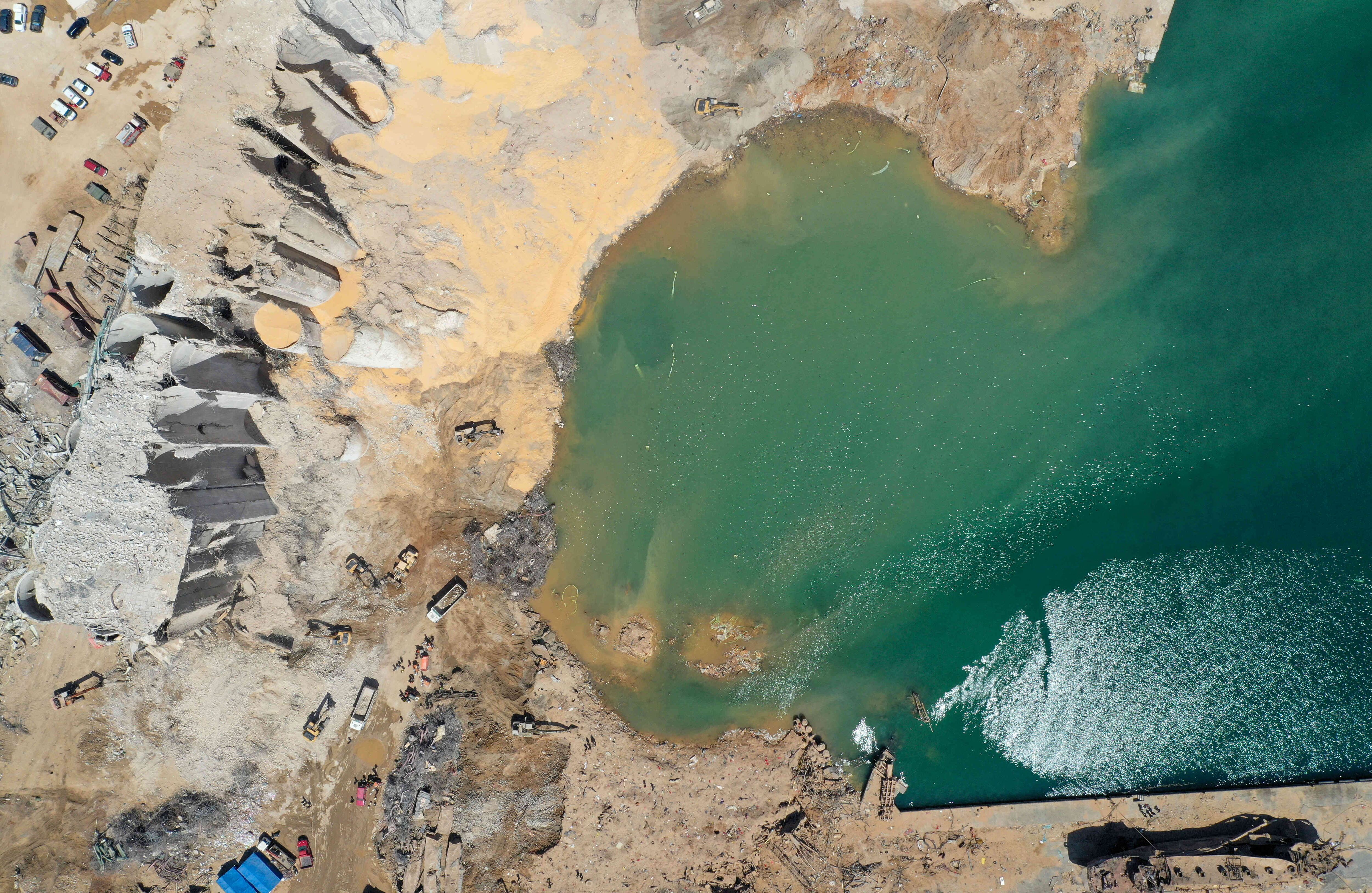 Un equipo se encarga de hacer un inventario de los desperfectos, pero las autoridades ya advierten que la reconstrucción comportará un coste de "centenares de millones" de dólares. - Foto: AFP