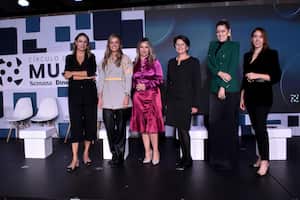 MÓNICA JARAMILLO, MARIA CLAUDIA NARANJO, VICKY DÁVILA, SANDRA SUÁREZ, NATALIA HENAO Y JUANITA GÓMEZ
LANZAMIENTO CIRCULO DE MUJERES
BOGOTA, FEBRERO 26 DE 2023
FOTOGRAFA ALEXANDRA RUIZ POVEDA