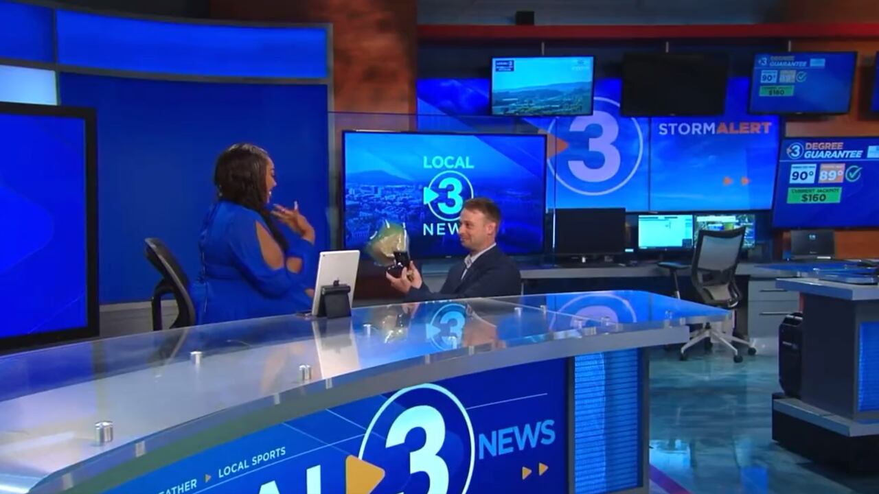 La presentadora se vio sorprendida por el emotivo momento.