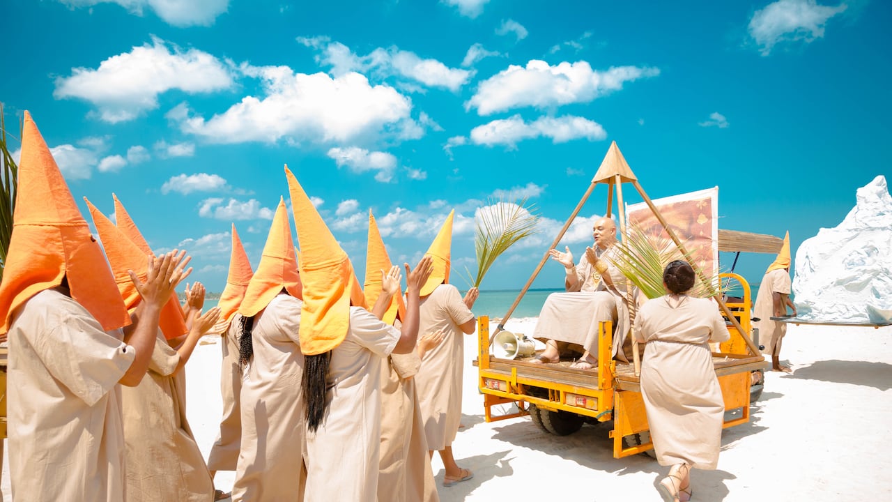 Una "dramedia ambiental macondiana" dirigida por Carlos Gabriel Vergara M, 'Esto se calentó' llega a salas del país este 30 de mayo de 2024.