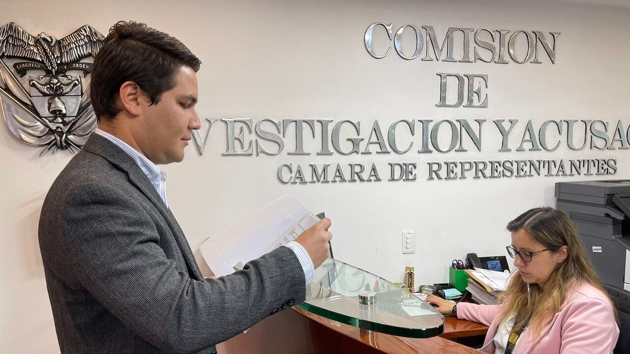 El abogado Carlos Flórez presentó la denuncia en Comisión de Acusaciones.