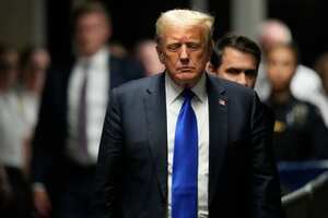 El expresidente Donald Trump camina para hacer comentarios a los miembros de los medios después de ser declarado culpable de 34 delitos graves de falsificación de registros comerciales en primer grado en el Tribunal Penal de Manhattan, el jueves 30 de mayo de 2024, en Nueva York.