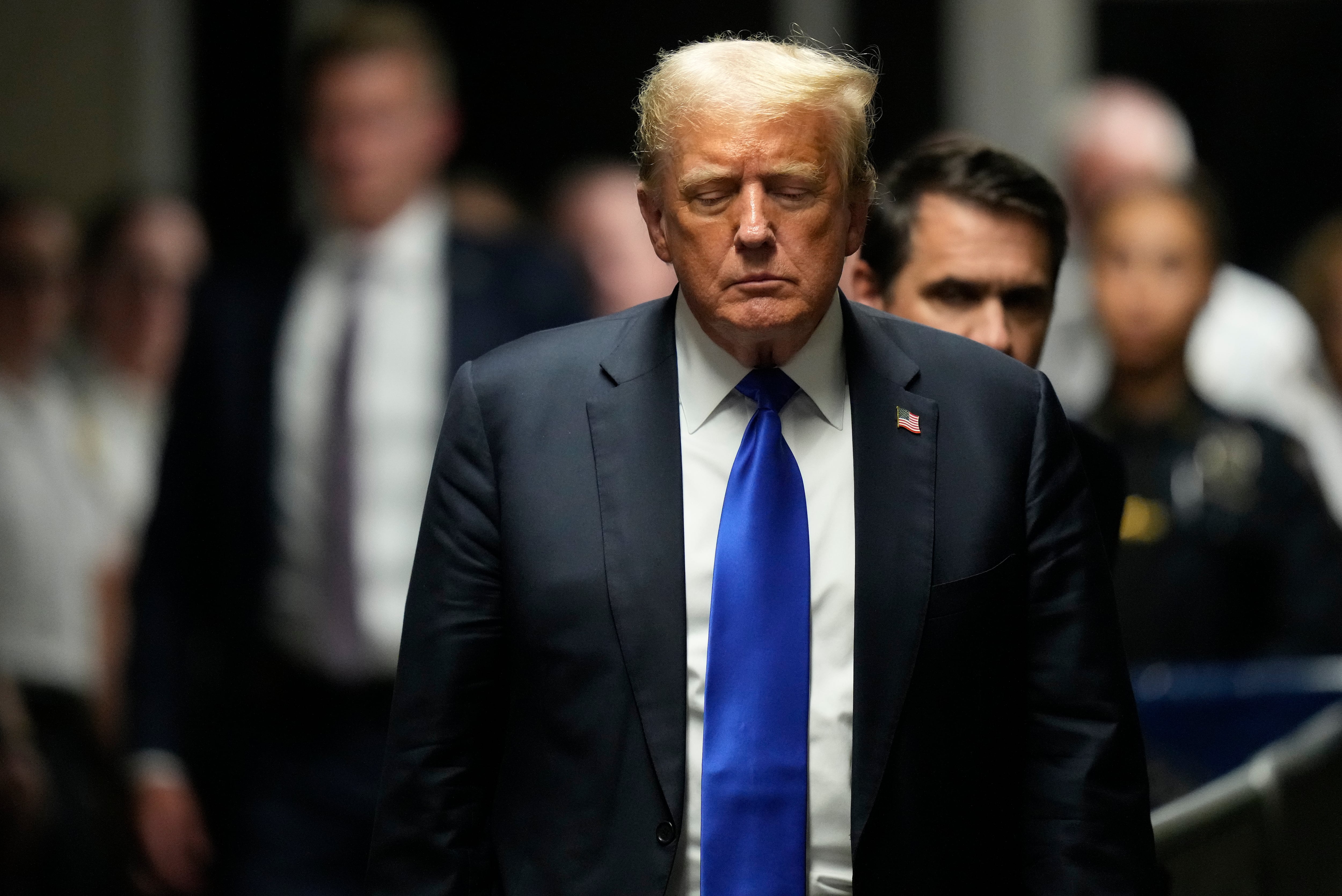 El expresidente Donald Trump camina para hacer comentarios a los miembros de los medios después de ser declarado culpable de 34 delitos graves de falsificación de registros comerciales en primer grado en el Tribunal Penal de Manhattan, el jueves 30 de mayo de 2024, en Nueva York.