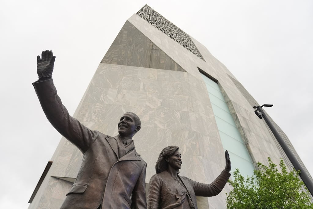 Una estatua del expresidente Barack Obama y la exprimera dama Michelle Obama se exhibe en el Centro Presidencial Obama antes de la ceremonia de inauguración que tendrá lugar el jueves 18 de junio de 2026 en Chicago. (Foto AP/Jeff Roberson)