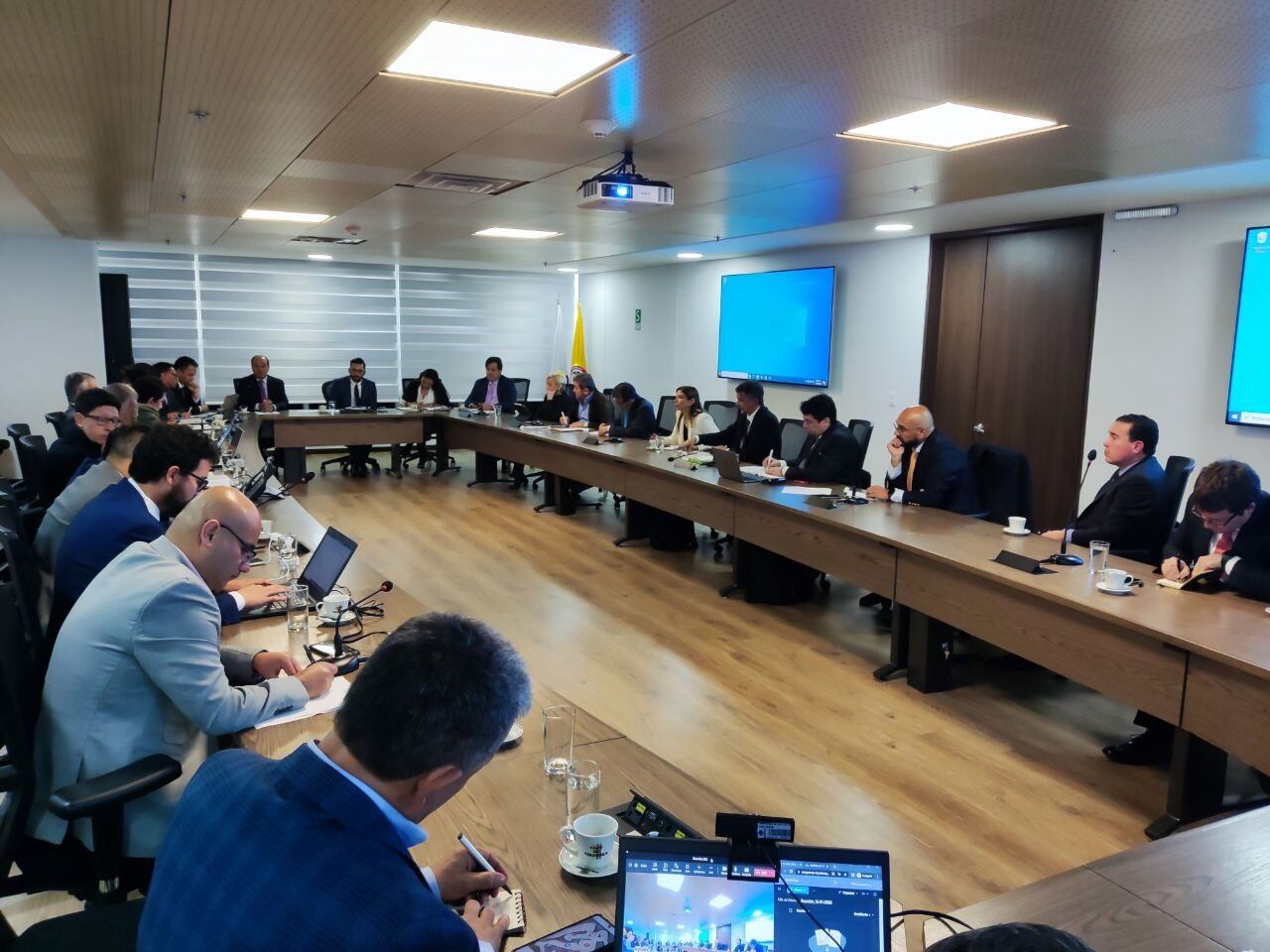 Mesa de trabajo en la Contraloría General de la Nación con SAE y Super Intendencia de Servicios Públicos