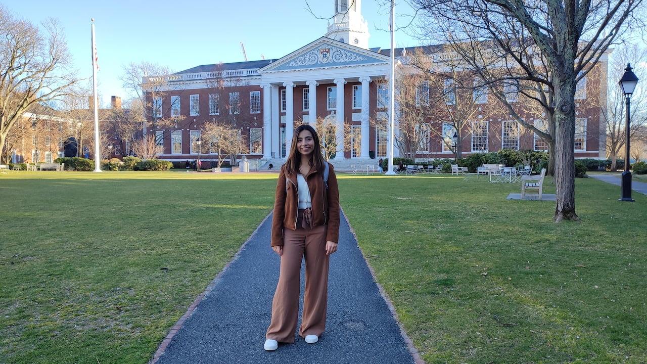El programa becas de Colfuturo está abierto a cualquier profesional de Colombia interesado en estudiar en el exterior.
