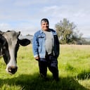 Wilson Avella, productor de leche en el municipio de El Rosal, Cundinamarca.