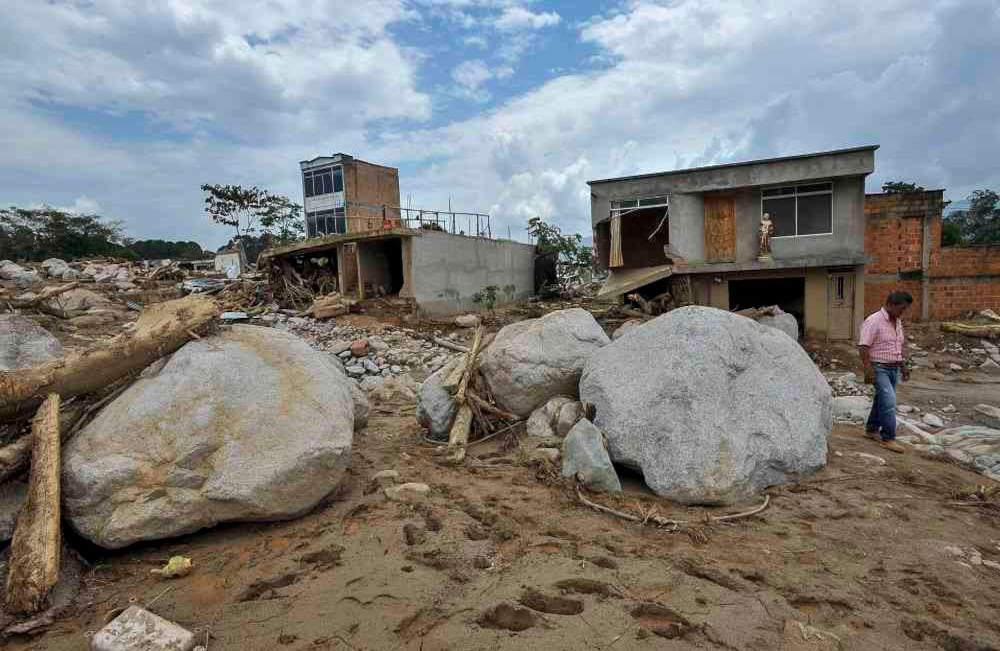 Un hombre camina junto a gigantescas rocas  dejadas por una avalancha, el miércoles 5 de abril de 2017 en Mocoa, Putumayo, la noche del 31 de marzo. El desastre fue producido por el desbordamiento de los ríos Mocoa, Mulato y Sangoyaco dejando hasta el momento 301 víctimas mortales y un indeterminado numero de desaparecidos. Foto: Carlos Julio Martínez / Enviado Especial de Semana