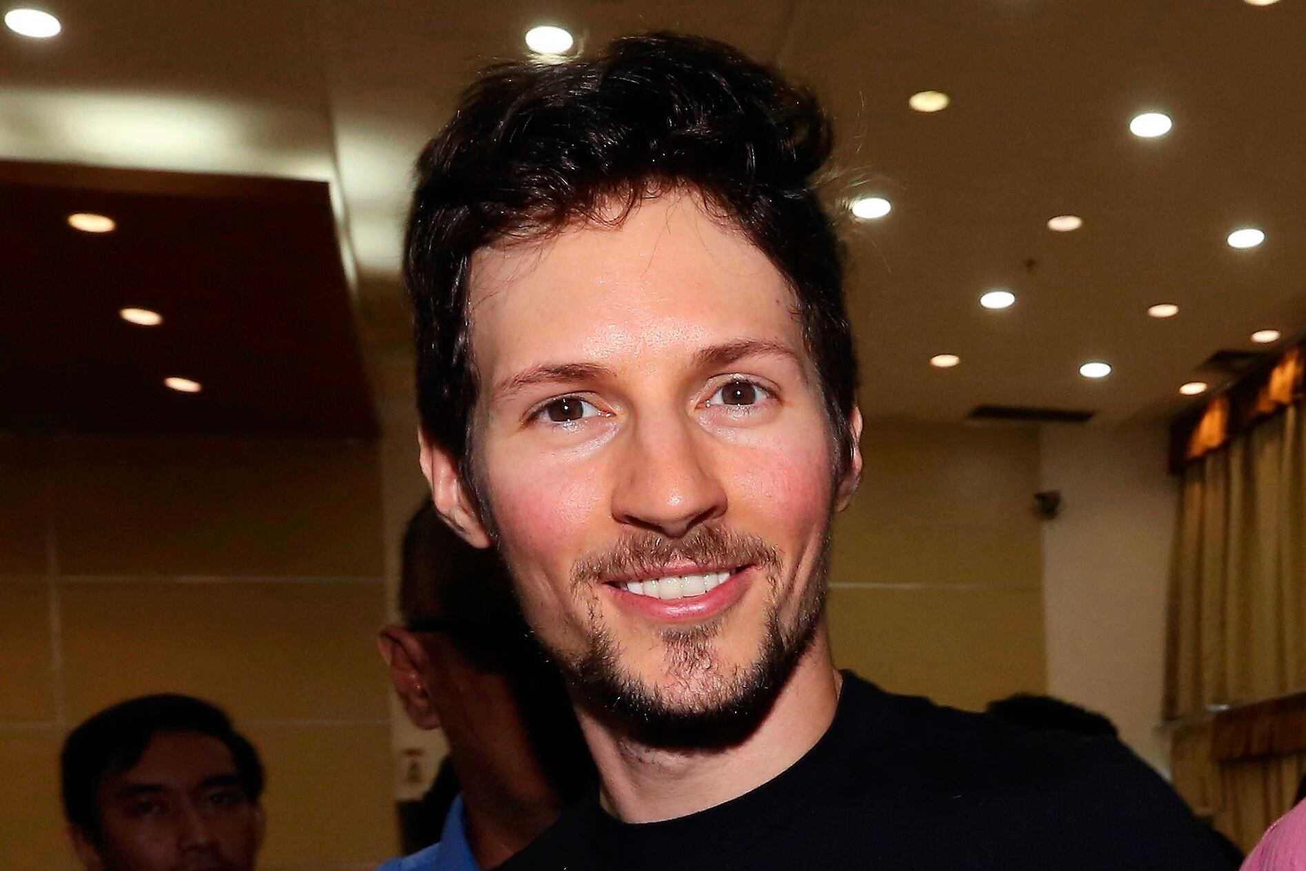 El cofundador de Telegram, Pavel Durov, en el centro, sonríe después de su reunión con el ministro de Información y Comunicación de Indonesia, Rudiantara, en Yakarta, Indonesia, el 1 de agosto de 2017. (Foto AP/Tatan Syuflana, archivo)