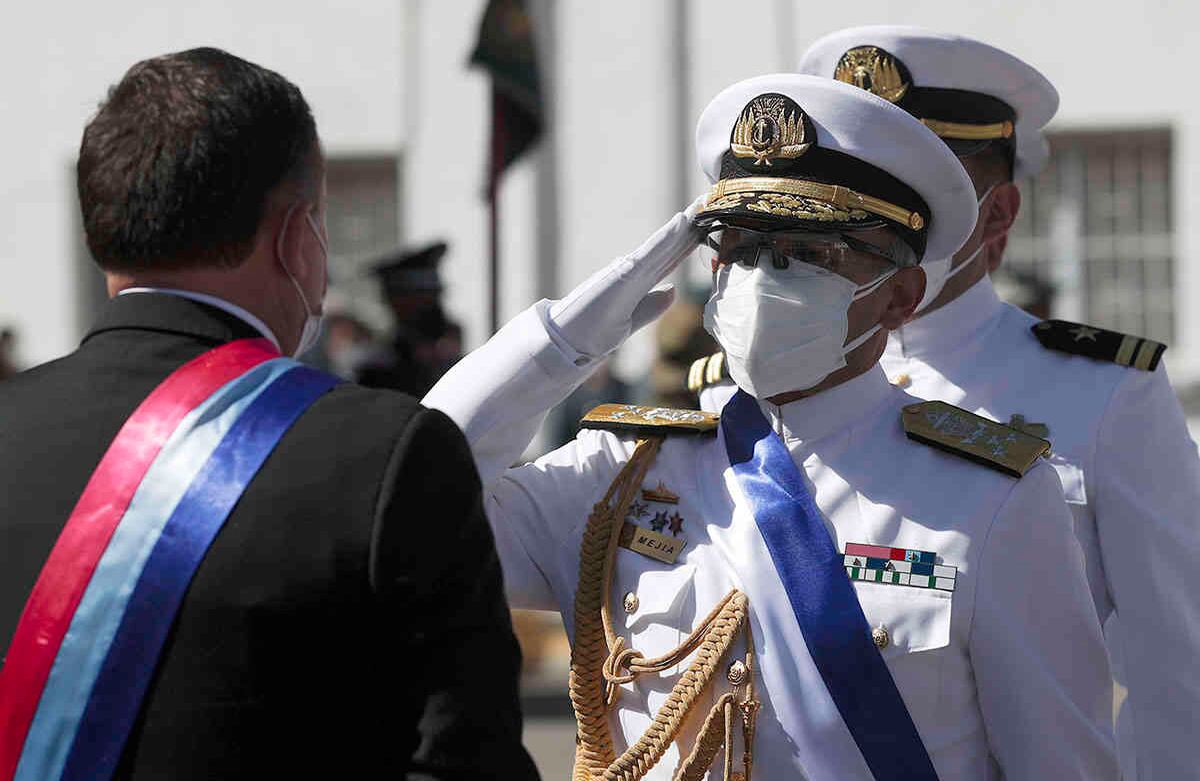 El Almirante Moisés Mejía Heredia, a la derecha, saluda al Ministro de Defensa de Bolivia, Luis Fernando López, luego de ser ascendido a Almirante durante una ceremonia de promoción militar en la Sede del Estado Mayor General de las Fuerzas Armadas en La Paz, Bolivia, el lunes 20 de julio de 2020. La presidenta interina del gobierno de Bolivia, Jeanine Anez, promovió a un grupo de oficiales al rango de general mediante un decreto supremo que omite la aprobación del Senado, que está dominado por el partido del ex presidente Evo Morales. (Foto AP / Juan Karita)
