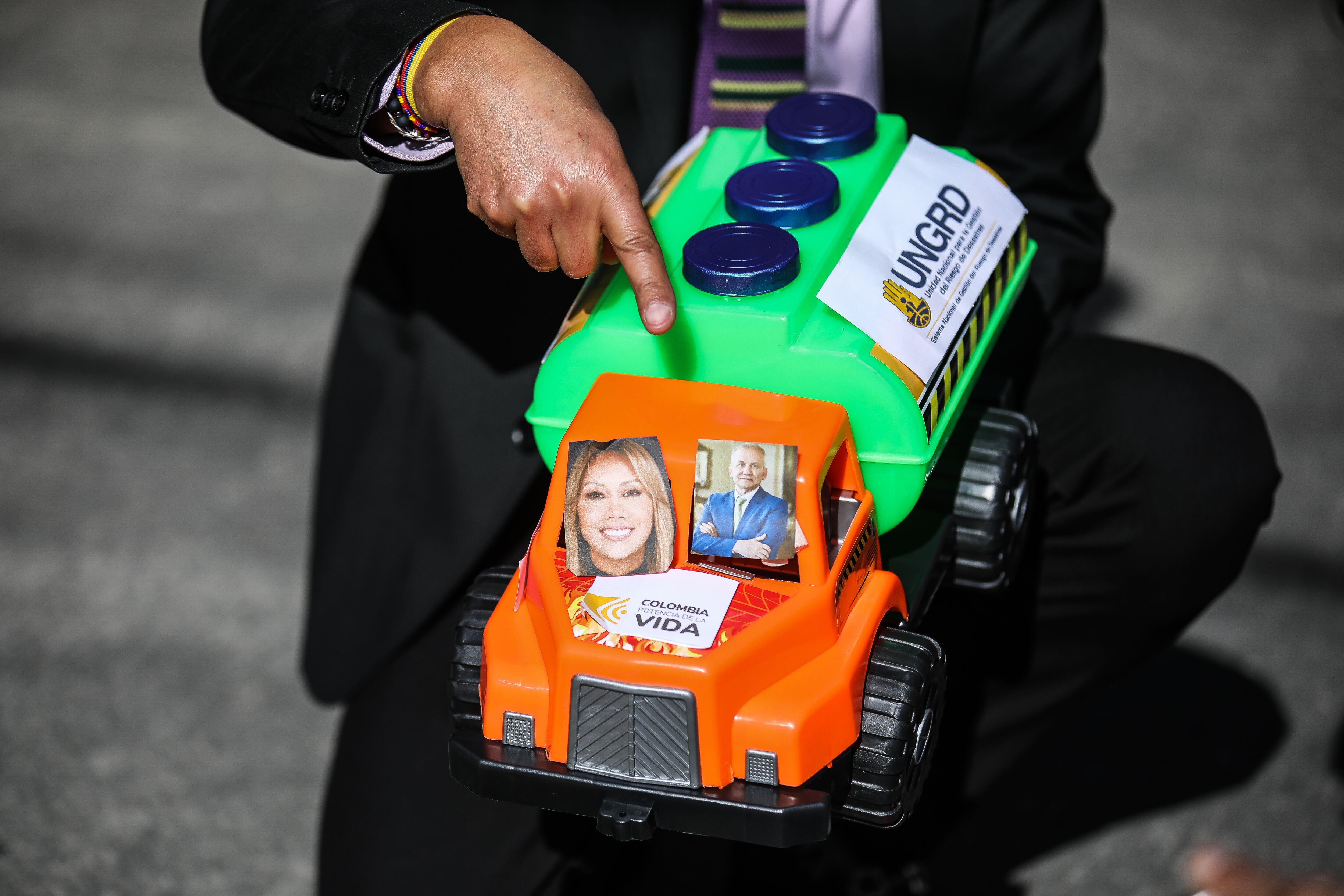 Los camiones de la UNGRD en la entrada de los juzgados de Paloquemao donde se lleva a cabo la audiencia a Sandra Ortiz