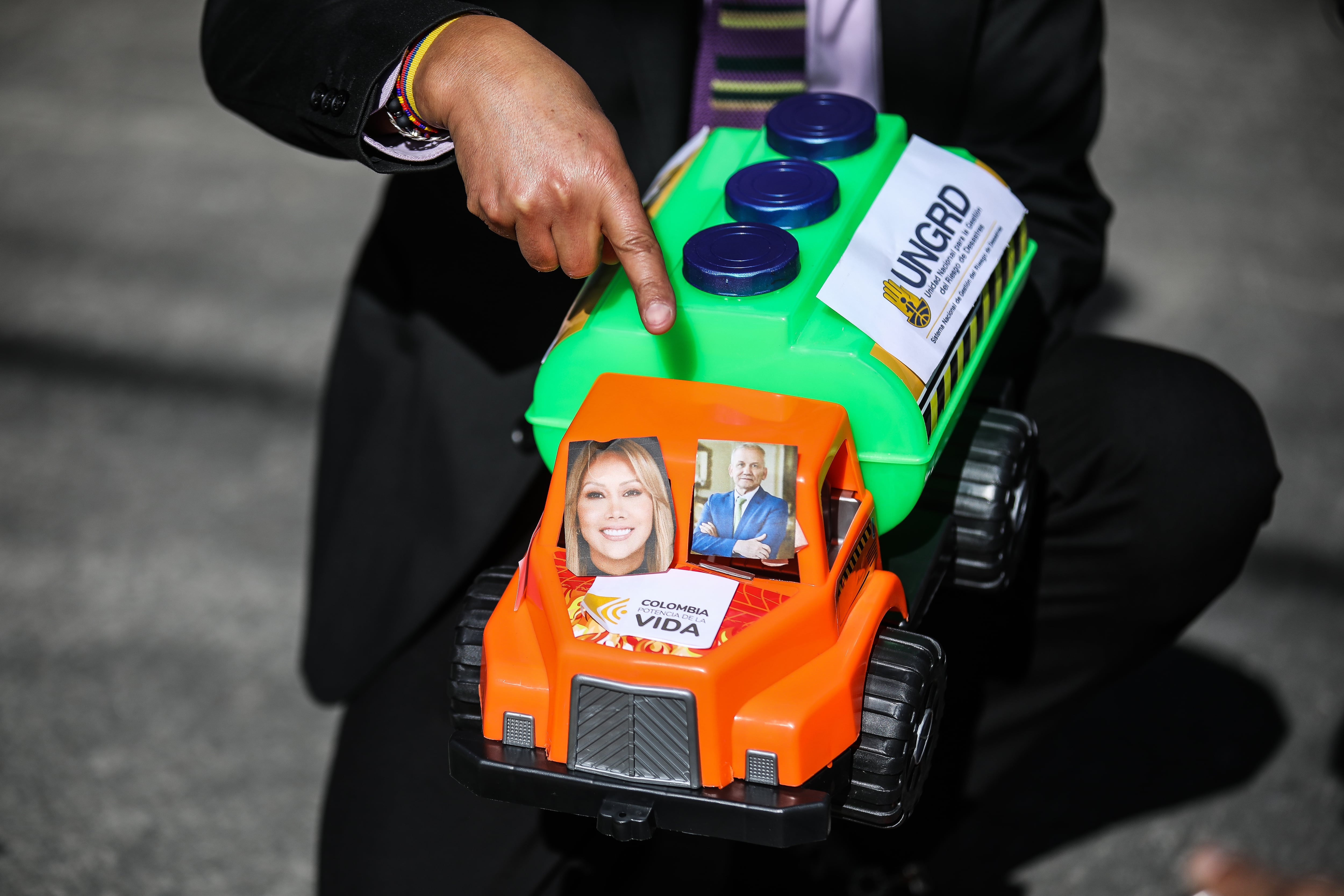 Los camiones de la UNGRD en la entrada de los juzgados de Paloquemao donde se lleva a cabo la audiencia a Sandra Ortiz