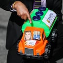 Imitación de los camiones de la UNGRD en la entrada de los juzgados de Paloquemao donde se lleva a cabo la audiencia a Sandra Ortiz