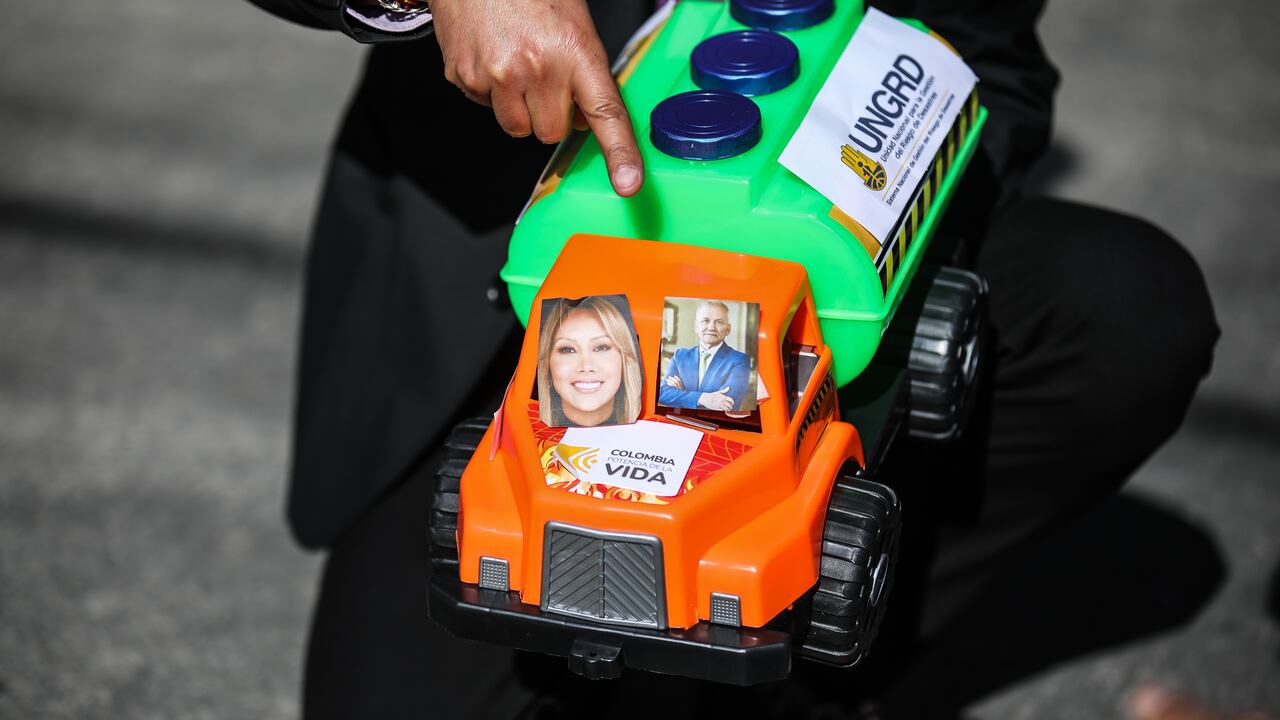 Imitación de los camiones de la UNGRD en la entrada de los juzgados de Paloquemao donde se lleva a cabo la audiencia a Sandra Ortiz