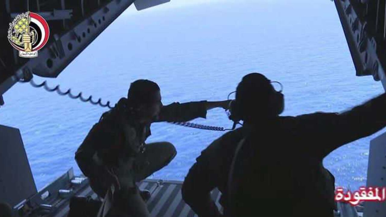 Soldados de la Marina egipcia participan en las labores de búsqueda del vuelo MS804 de la aerolínea EgyptAir.