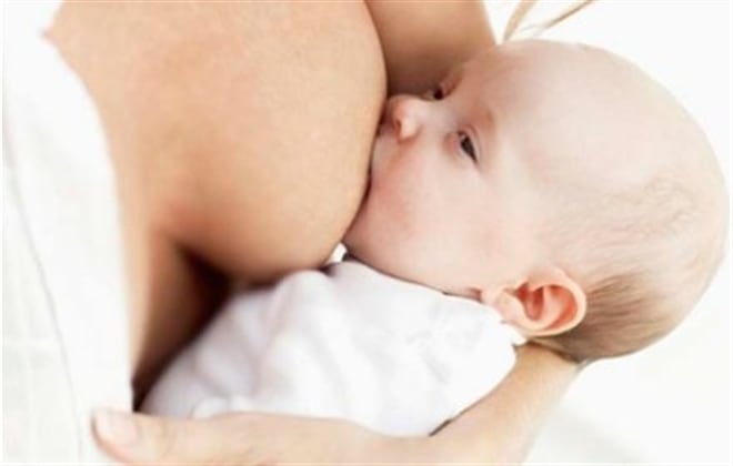 Amamantar representa un pilar esencial en el bienestar tanto de las madres como de sus hijos.