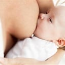 Es realmente importante que una madre se asegure de que su hijo ha terminado de tomar la leche de un solo seno antes de ofrecer el otro.