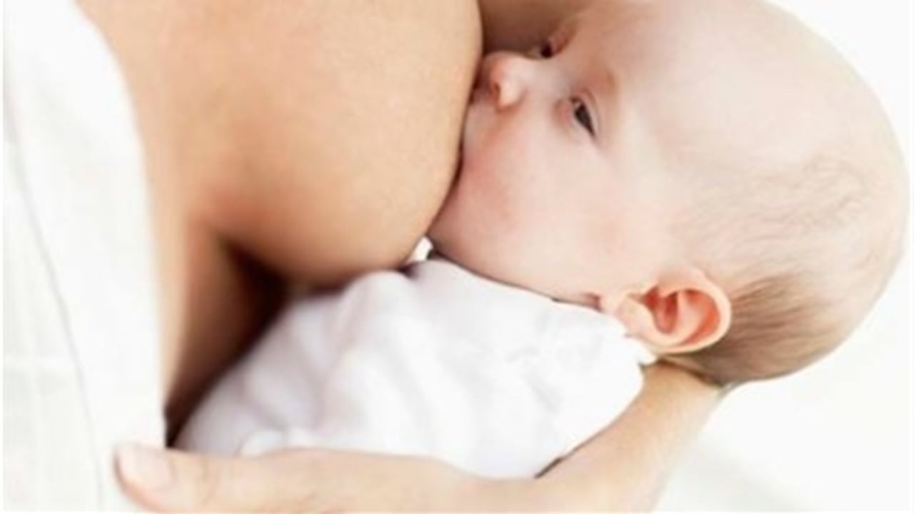 Es realmente importante que una madre se asegure de que su hijo ha terminado de tomar la leche de un solo seno antes de ofrecer el otro.